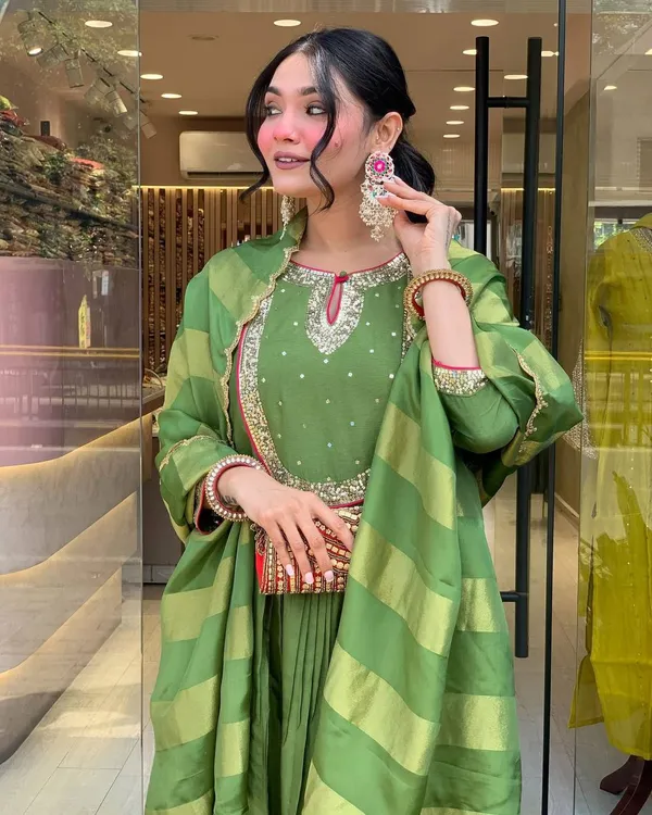 Mehendi_Green_Viscose_Silk_Zari_Embroidered_Anarkali_Suit_Set_For_Women