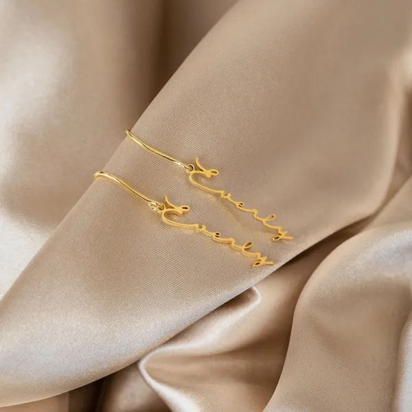 Minimal_Dangling_Name_Earrings_Gold