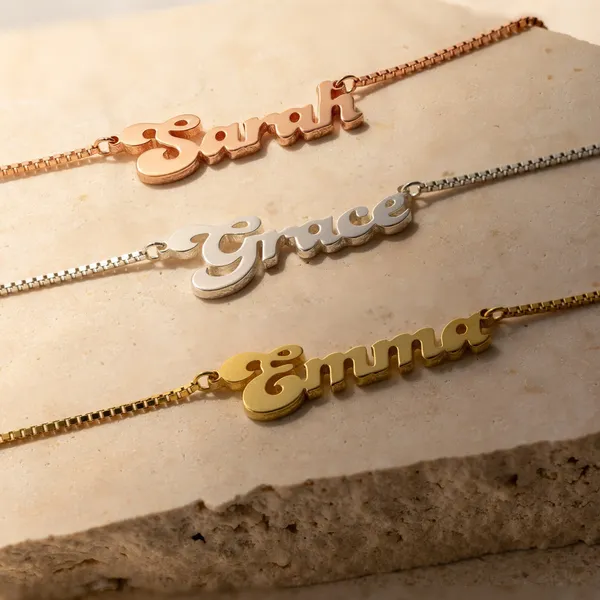 Groovy_Name_Necklace_In_Box_Chain_Silver