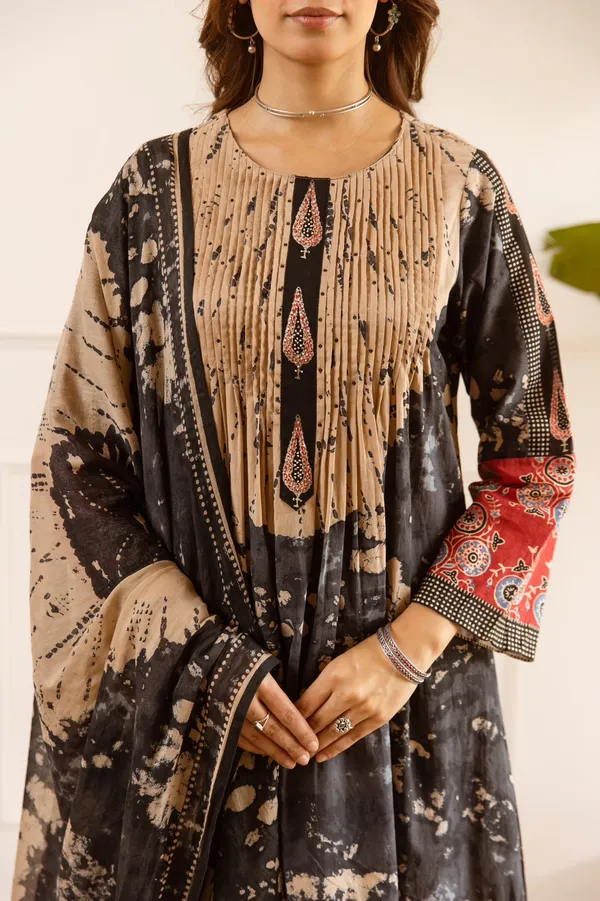 Black_Cotton_Floral_Printed_Kurta_Set_For_Women