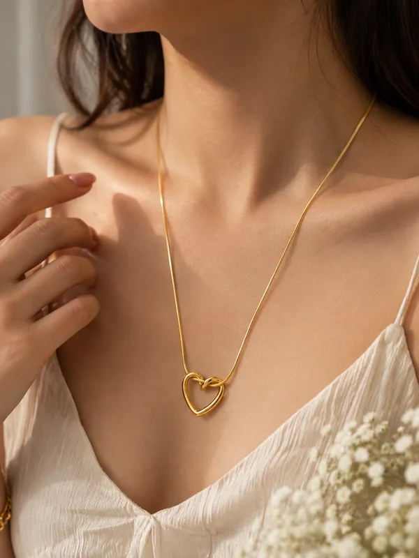 The_Golden_Contour_Heart_Pendant