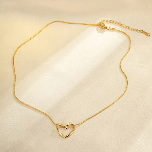 The_Golden_Contour_Heart_Pendant