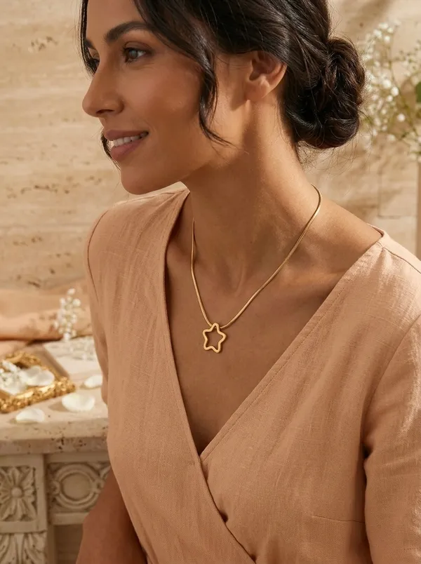 Gold_Hollow_Star_Pendant_Snake_Chain_Necklace