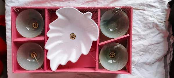 Diva_White_Ceramic_Leaf_Serving_Platter_with_4_Matching_Bowls