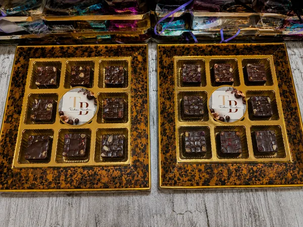 Luxury_Dark_Chocolate_Assortment_Gift_Box_Set