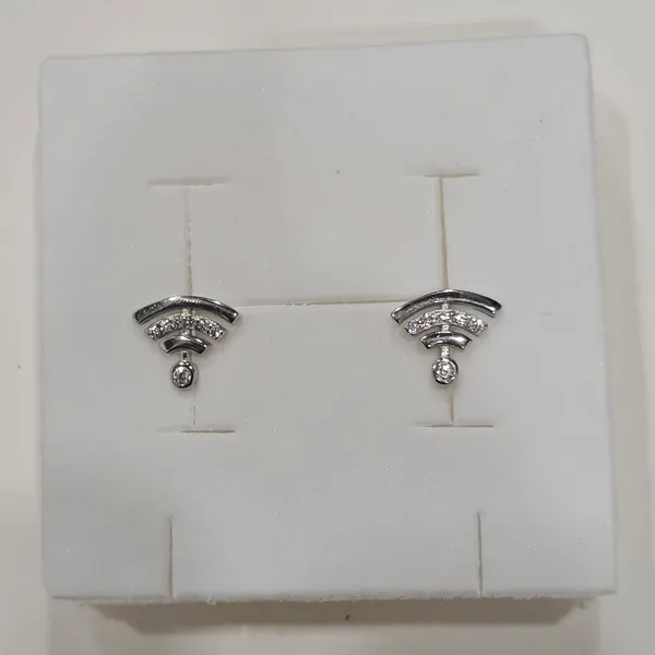 Silver_Metal_Crystal_Fan_Stud_Earrings_For_Women