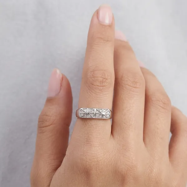 Silver-Toned_Metal_Geometric_Pattern_Ring_For_Women