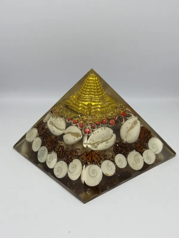 Triangular_Pyramid_Spiritual_Resin_Decor_with_Candles_and_Crystals