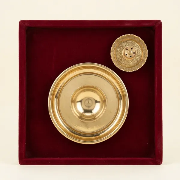 Gold_Plated_Brass_Pooja_Thali_Set_with_Diya_and_Kumkum_Holder