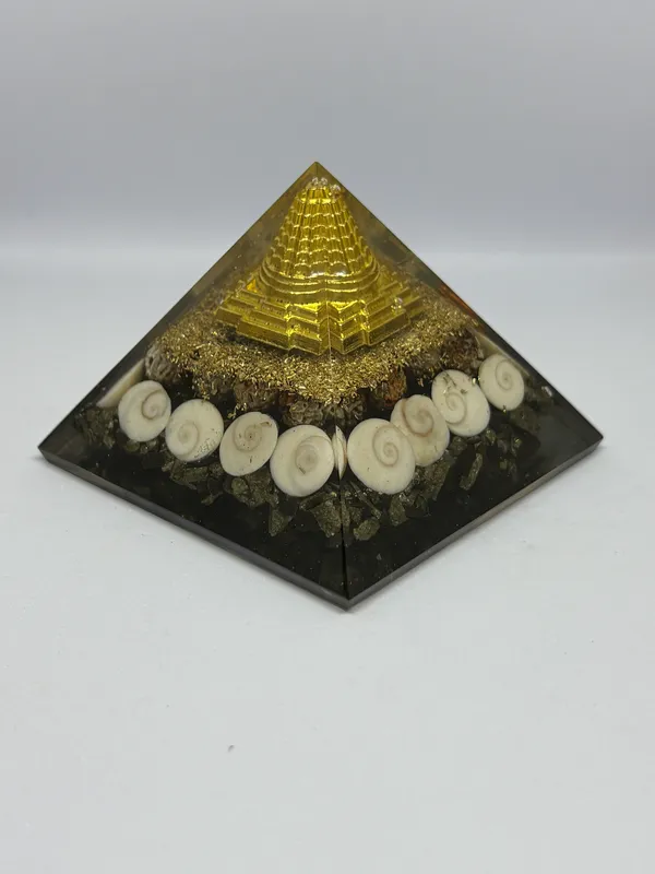 Triangular_Pyramid_Spiritual_Resin_Decor_with_Candles_and_Crystals