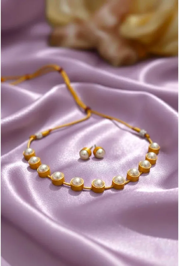 Gold_Brass_Freshwater_Pearl_Choker_And_Stud_Jewellery_Set_For_Women