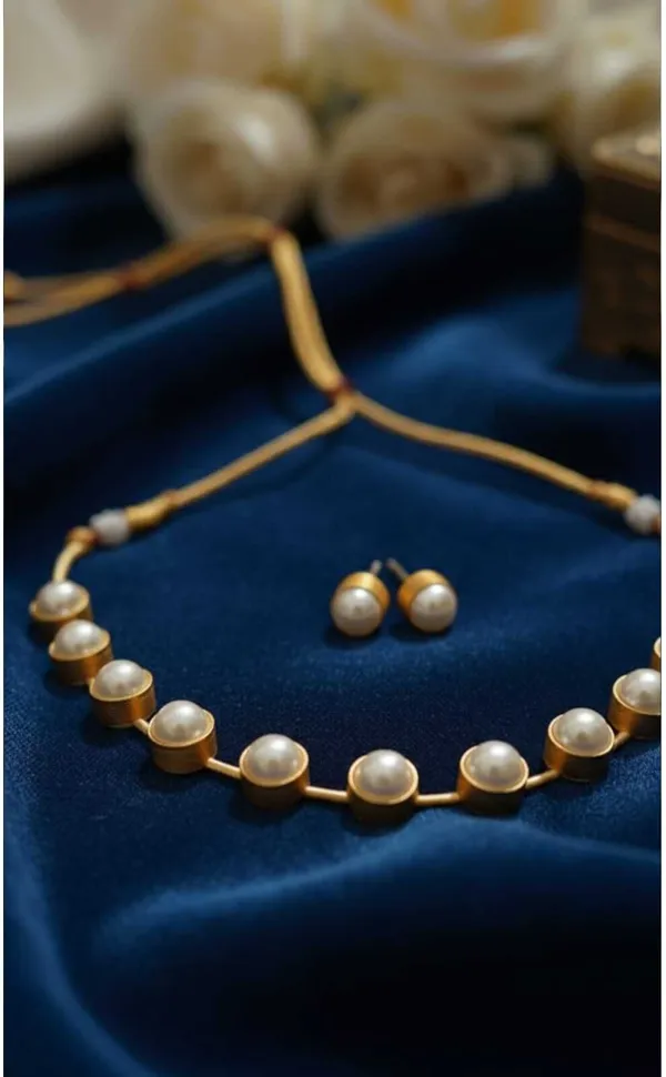 Gold_Brass_Freshwater_Pearl_Choker_And_Stud_Jewellery_Set_For_Women