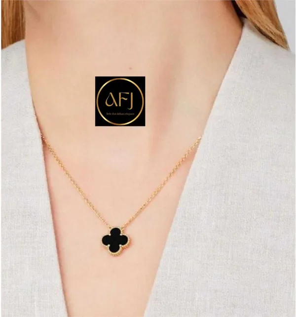 Black_Gold_Stainless_Steel_Mother-Of-Pearl_Clover_Pendant_Necklace_For_Women