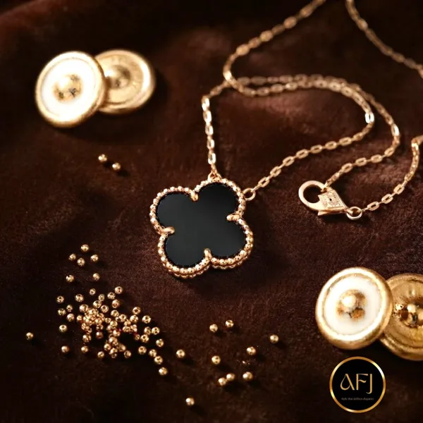 Black_Gold_Stainless_Steel_Mother-Of-Pearl_Clover_Pendant_Necklace_For_Women