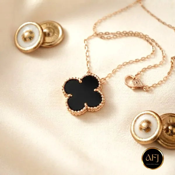 Black_Gold_Stainless_Steel_Mother-Of-Pearl_Clover_Pendant_Necklace_For_Women