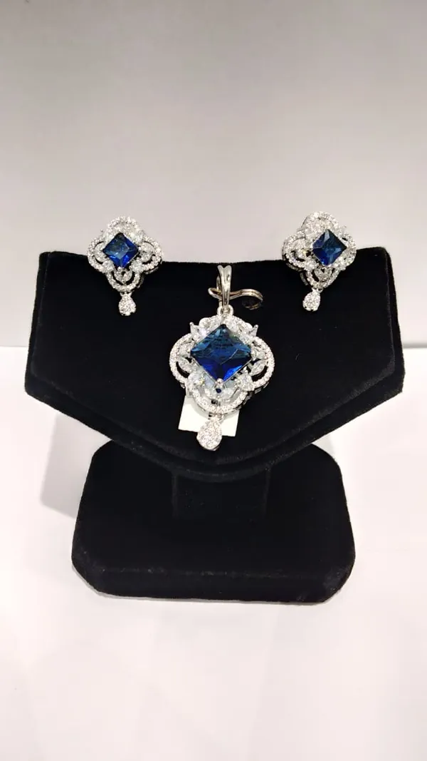 Blue_And_Clear_Brass_Blue_Stone_Pendant_Set_For_Women