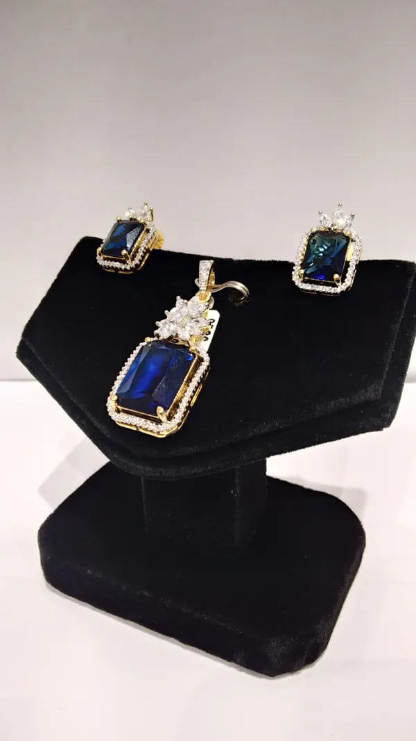 Blue_And_Gold_Brass_Crystal_Pendant_Set_For_Women