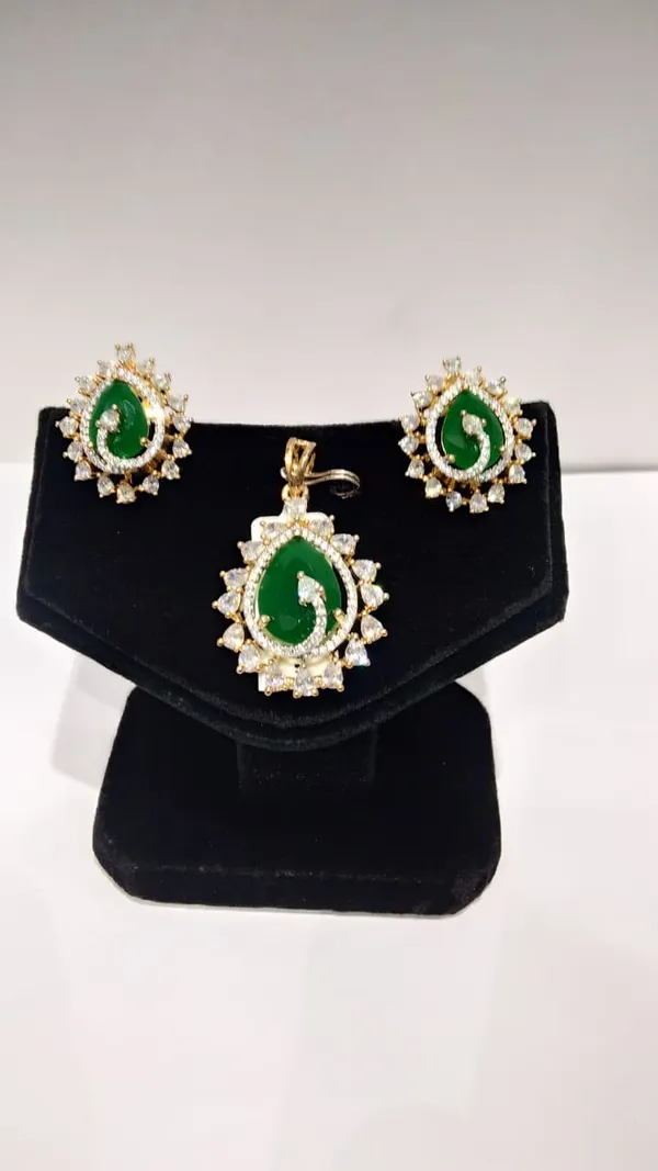 Green_And_Gold_Brass_Stone_Pendant_Set_For_Women
