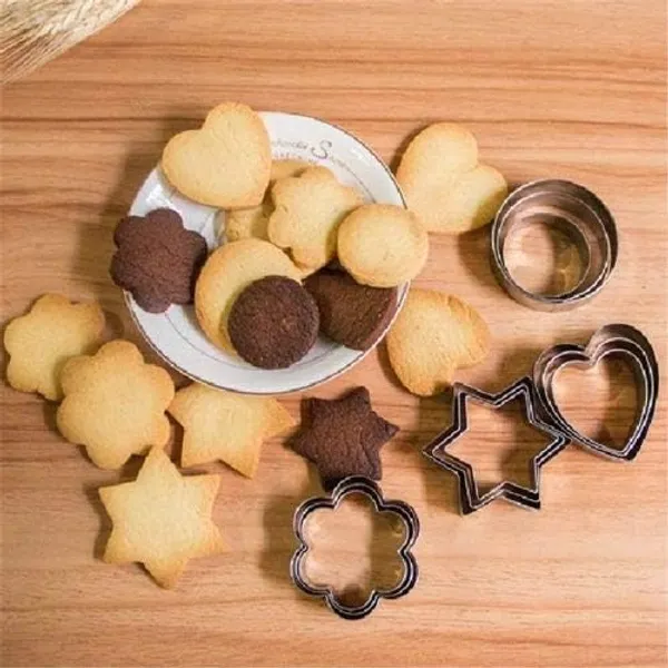Cookie_Cutter_Set_Stainless_Steel_Cookie_Cutter_with_4_Shape,_3_Size,_12_Pieces_Shapes_Embossing_Mold_for_Kids_Baking_Cooking_Bread_Sandwich_Cutter_for_Kitchen_Baking_Mold