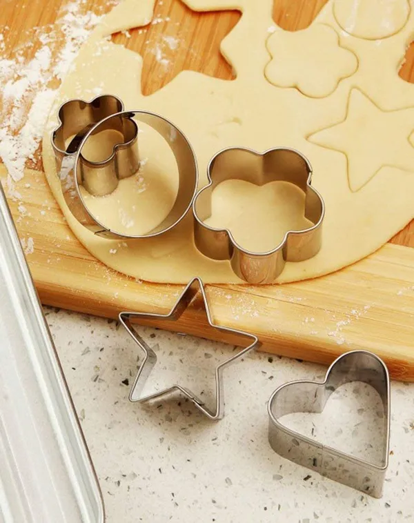Cookie_Cutter_Set_Stainless_Steel_Cookie_Cutter_with_4_Shape,_3_Size,_12_Pieces_Shapes_Embossing_Mold_for_Kids_Baking_Cooking_Bread_Sandwich_Cutter_for_Kitchen_Baking_Mold