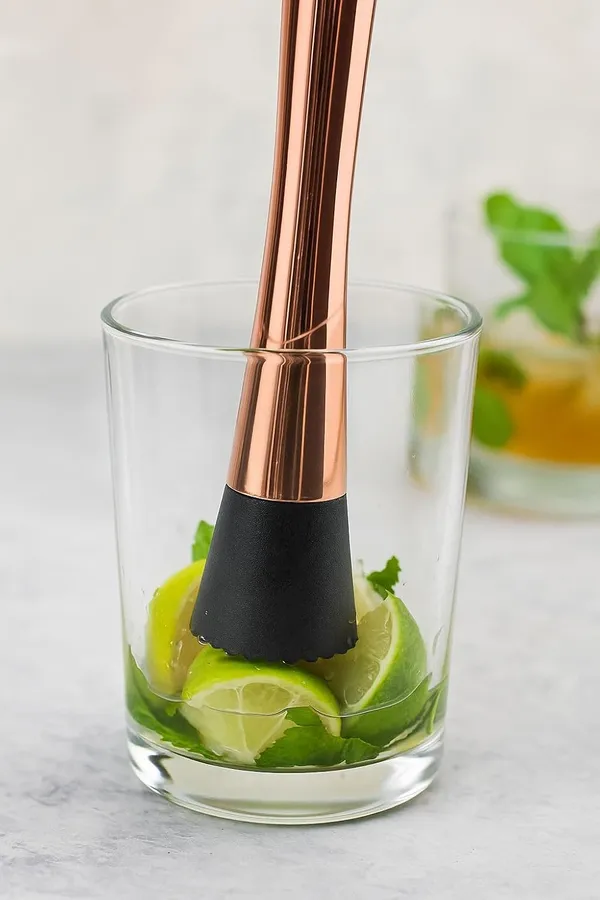 Professional_Rose_Gold_Muddler_Premium_Stainless_Steel_Cocktail_Bar_Tool_With_Anti_Slip_Rubber_Base_Rust_Resistant_Bartender_Mixing_Stick