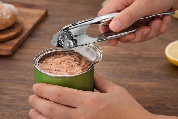 Stainless_Steel_Manual_Can_Opener_Heavy_Duty_Kitchen_Tool_With_Smooth_Edge_Cutting_Mechanism