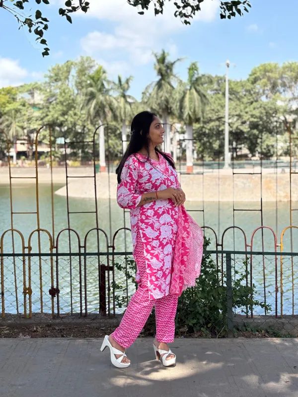 Women_Floral_Printed_Regular_Kurta_With_Trousers_With_Dupatta