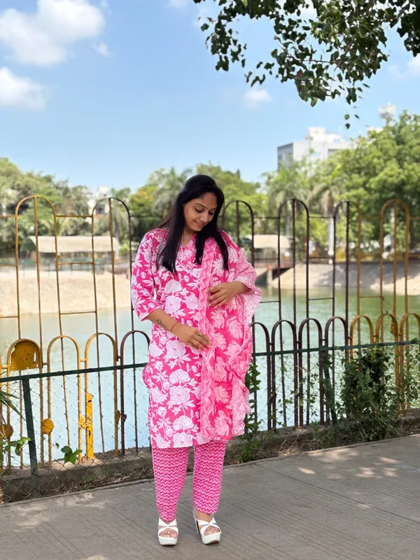 Women_Floral_Printed_Regular_Kurta_With_Trousers_With_Dupatta