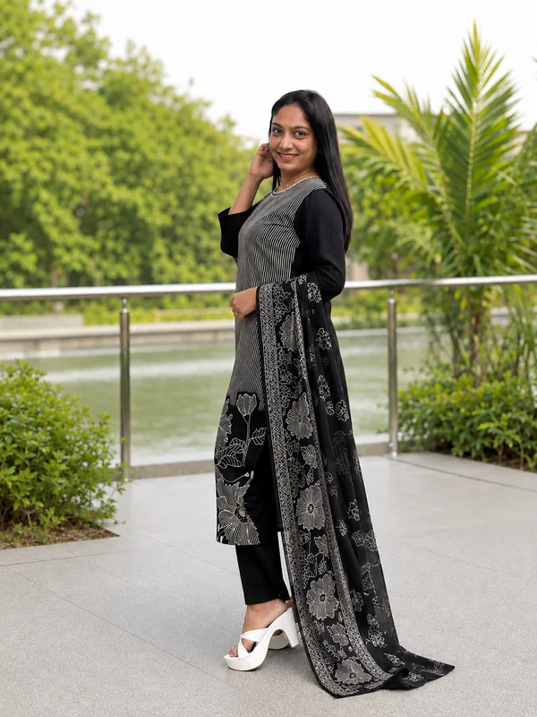Black_Cotton_Floral_Printed_Kurti_Set_For_Women