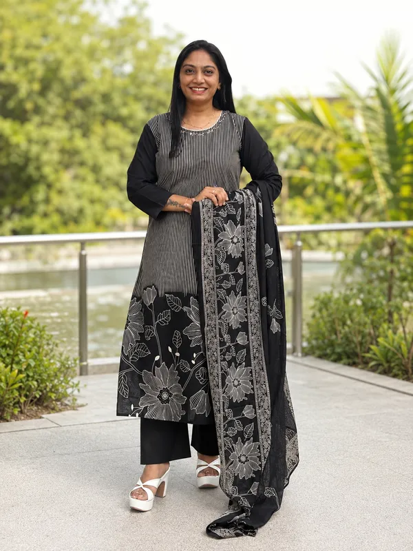Black_Cotton_Floral_Printed_Kurti_Set_For_Women