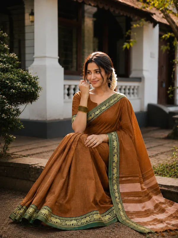 Dual_Tone_Brown_Elephant_Small_Border_Narayanpet_Pure_Handloom_Cotton_Saree_With_Running_Blouse_Piece_For_Women
