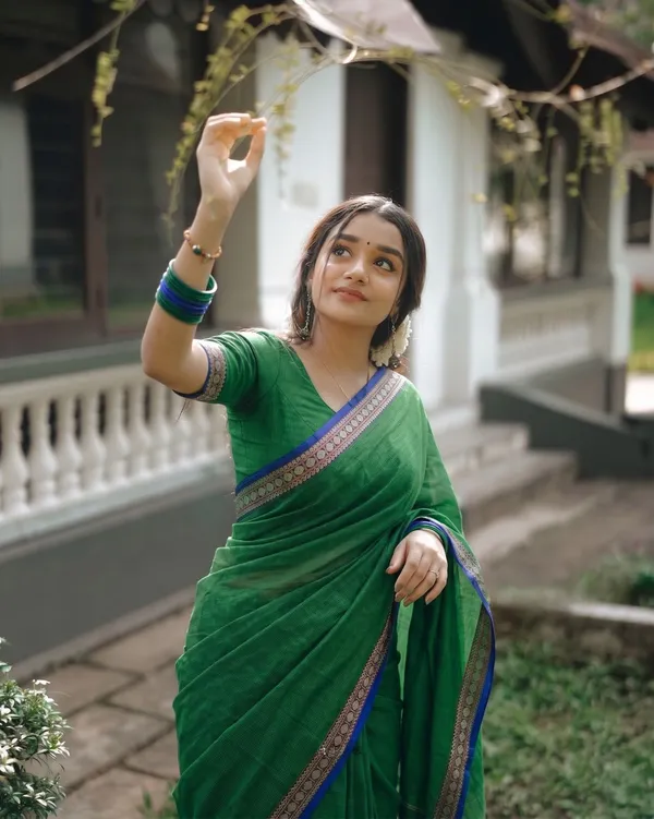 Shraddha_Green_Small_Border_Narayanpet_Pure_Handloom_Cotton_Sarees_With_Running_Blouse_Piece_For_Women