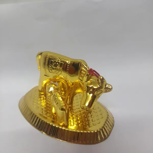 Golden_Metal_Cow_And_Calf_Idol_For_Home_Decor