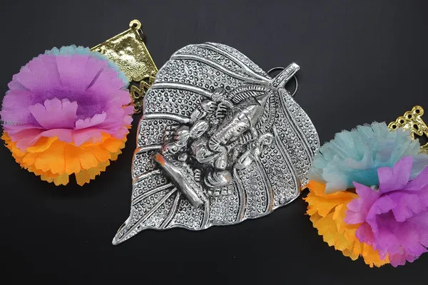 Silver_Aluminium_Wall_Hanging_For_Home_Decor