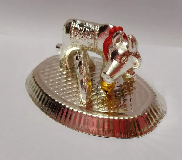 Silver_Metal_Cow_And_Calf_Idol_For_Home_Decor