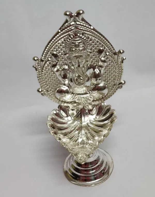 Silver_Metal_Diya_For_Home_Decor