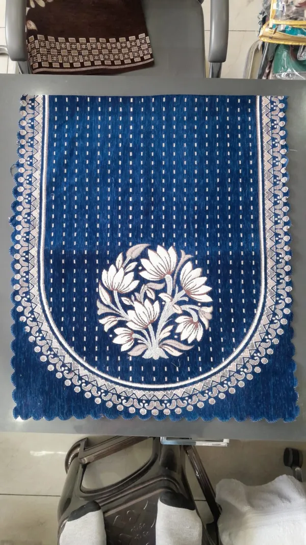 Blue_And_White_Chenille_Sofa_Cover_For_Home_Furnishing