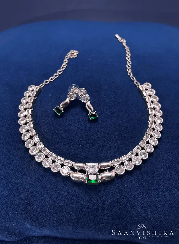 Silver_Alloy_Emerald_Stone_Kanti_Necklace_For_Women
