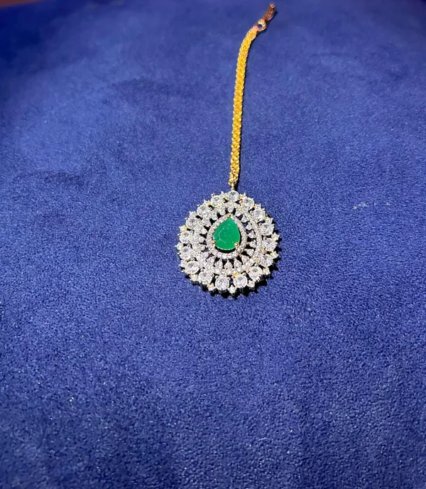 Green_Alloy_Blend_Droplet_Diamond_Maang_Tikka_For_Women