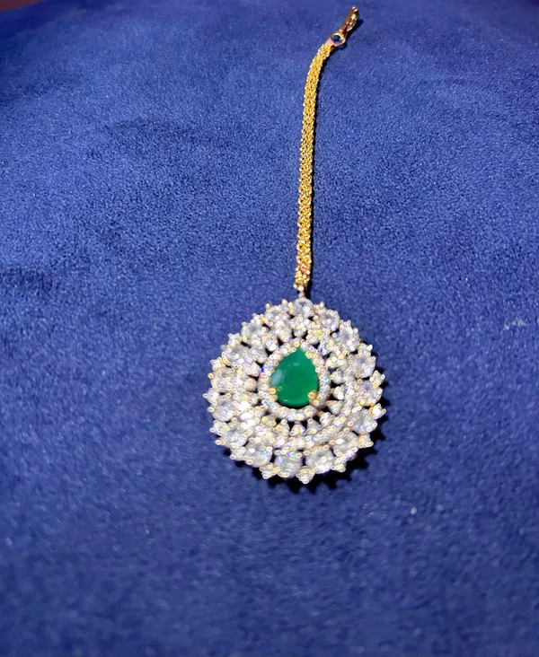 Green_Alloy_Blend_Droplet_Diamond_Maang_Tikka_For_Women