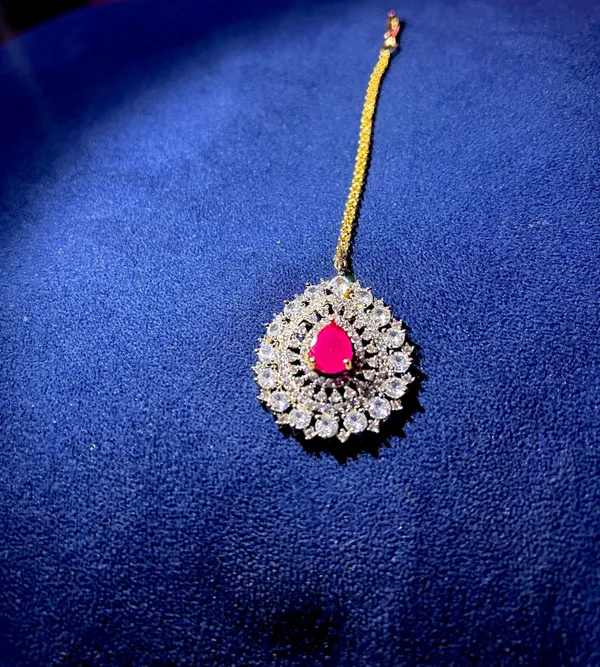 Red_Alloy_Droplet_Diamond_Maang_Tikka_For_Women