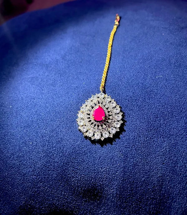 Red_Alloy_Droplet_Diamond_Maang_Tikka_For_Women