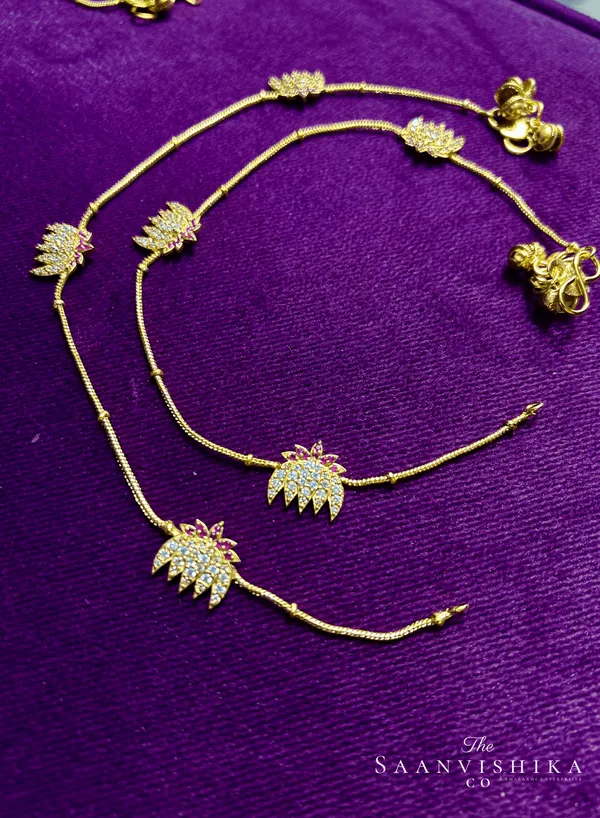 Golden_Alloy_Blend_Lotus_Anklet_For_Women