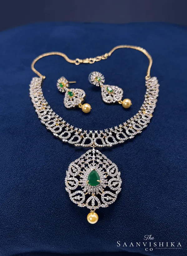 Green_Alloy_Grand_Pendant_Pearl_Necklace_For_Women