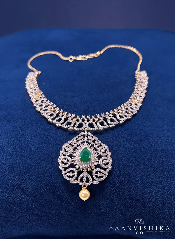 Green_Alloy_Grand_Pendant_Pearl_Necklace_For_Women