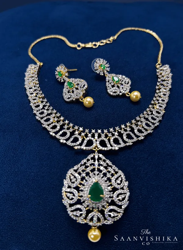 Green_Alloy_Grand_Pendant_Pearl_Necklace_For_Women