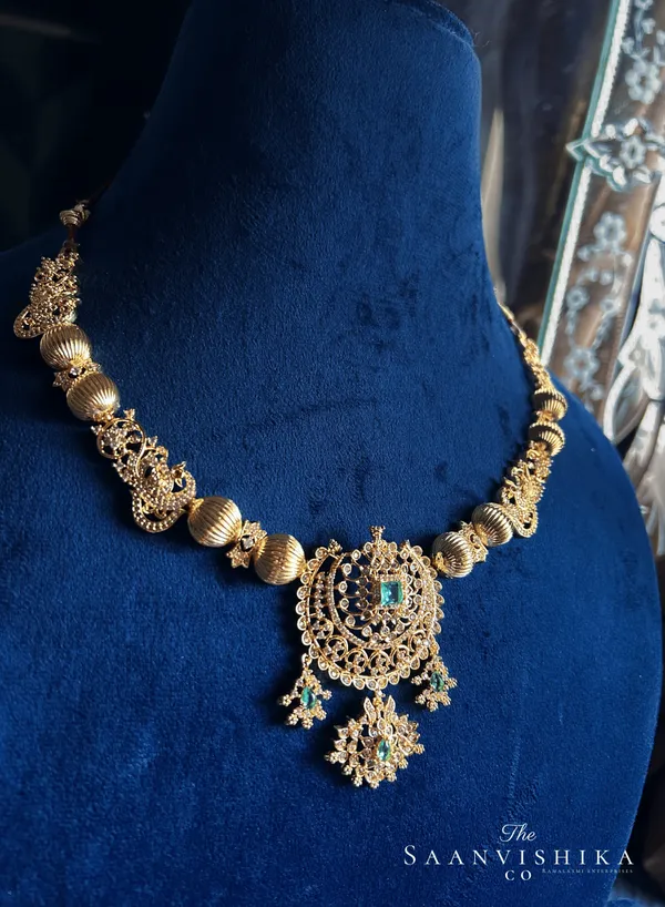 Golden_Alloy_Emerald_Gemstone_Kante_Necklace_For_Women