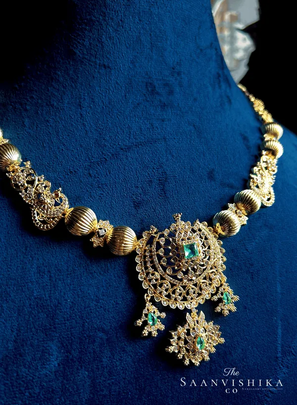 Golden_Alloy_Emerald_Gemstone_Kante_Necklace_For_Women