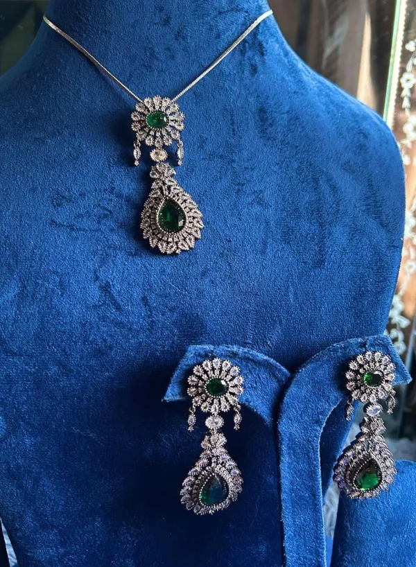 Green_Alloy_Doublet_Emerald_Pendant_Set_For_Women