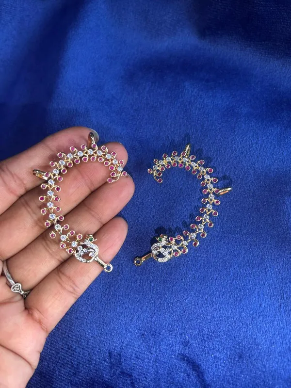 Golden_Alloy_Blend_Swan_Designer_Earcuffs_For_Women